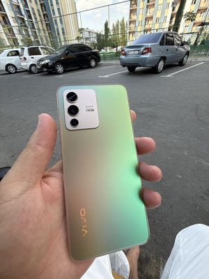 Vivo v 23 5 G Telifonni holati ideal olgan odam mazza qilib ishlatadi
