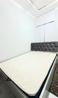 Продаю б/у двуспальную кровать с матрасом
