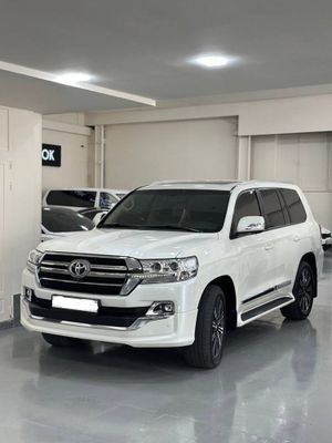 Автомобиль Toyota Land Cruiser 200