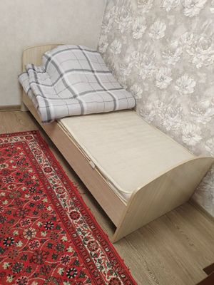 Односпальная кровать с матрасом