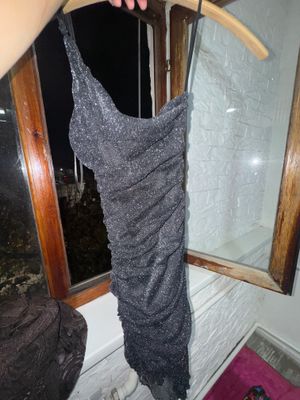 Шикарное платье на одно плечо лямка
