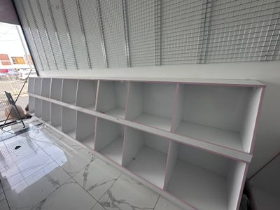 Mebel sotiladi savdo doʻkoni uchun.