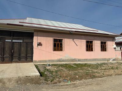 Zomin Shaharda hovli Sotiladi 7 sotix 4xona yashashga tayyor xolatda