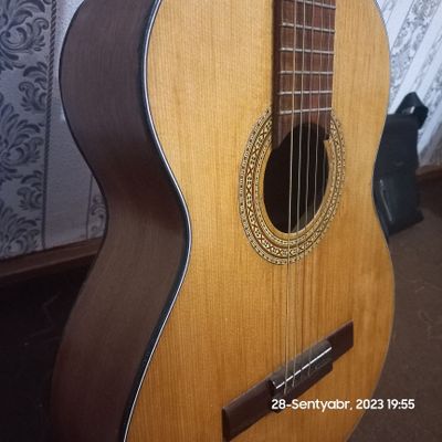 Gitara classic srochna sotiladi holata yaxshi