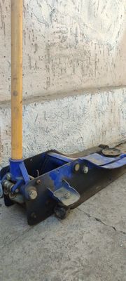 Продам домкрат срочно