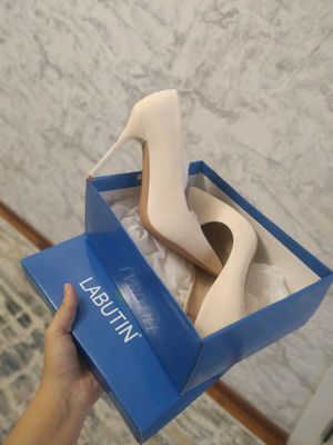 Tufli kablokli rangi oq 1 marta kiyilgan 25 mayda