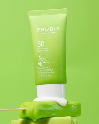 Солнцезащитный гель для жирной кожи Frudia Green Grape Sebum Control Cooling Sun Gel SPF50+/PA++++