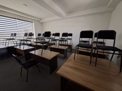 O'quv stol stullari 45 juft holati deyarli yangi