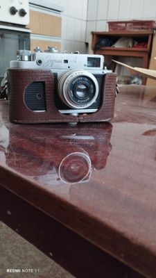 Фотоаппарат в кожаном чехле