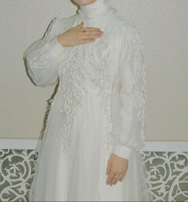 oq ko'ylak , вечерний. М razmerga to'g'ri keladi.
