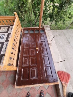1 ta yarmo qopi eshik sotiladi.