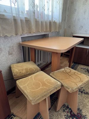 Продаются стол со стульями 250.000