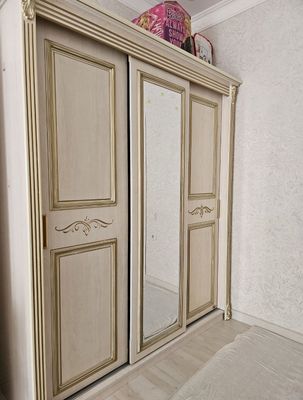 Шкаф купе с тремя отсеками