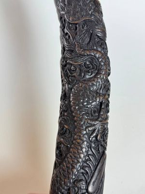 антикварный рог из смолы с изображением дракона