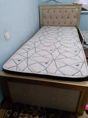 Bir kishilik divan sotiladi