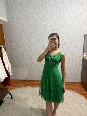 Нарядное зелёное платье с красивой отделкой