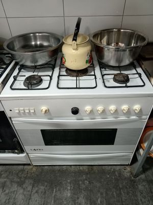 Gaz plita srochno sotiladi