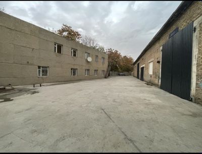 Chirchiq shahri markazida 2 etajli zdaniya va katta angar sotiladi