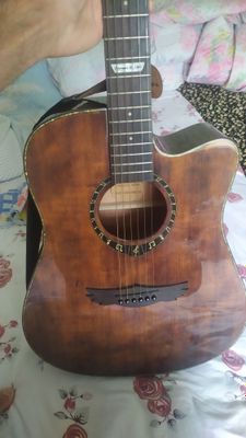 Gitara sotiladi ekvalayzerli apparatga ulanadi