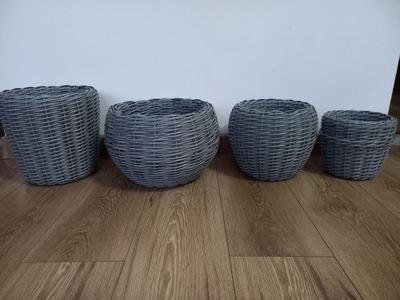 Кашпо из ротанга.