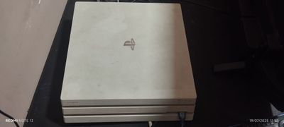 PS4 pro 1 tb xolati ideal 2ta orginal pult uyda oʻynalgan