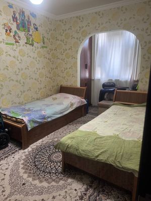 Юнусобод РОВД олдида 3-хоналик доамни 1-хонаси қизлар,аёллар, учун бер