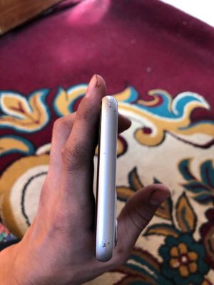 Iphone 11 oq chaqa chuqalari bor