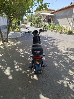 Adil skuteri Y-400