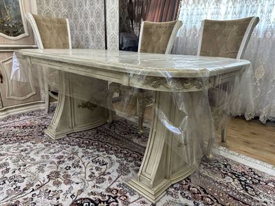 Стол и стулья на 10 персон