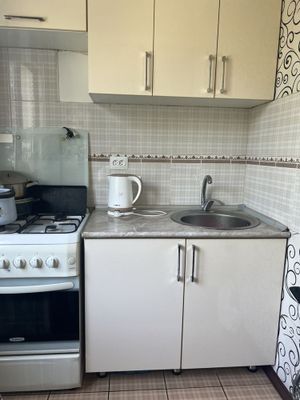 Продается газовая плита, кухонная мебель и раковина