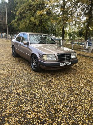 W124 Mercedes - Benz