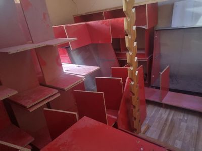Магазин учун мебель сотилади
