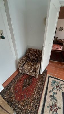 Кресло, их двое, 800 тысяч сум за двоих