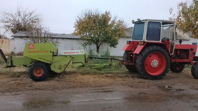 Traktor pres podborchik