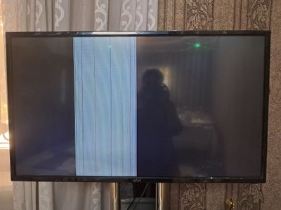 Artel 43 talik televizor. Sensorida chizigi bor