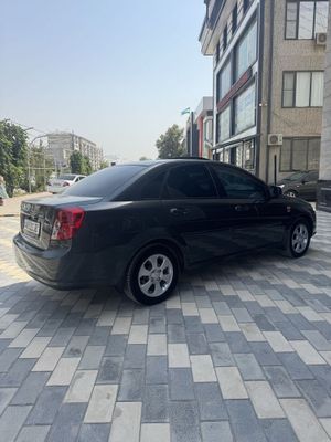 Chevrolet jentra aftamat karobka toza tayor moshina navarot qilingan..
