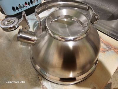 Продам посуду,недорого,казан,тарелки, чайник,хрусталь,сковорода