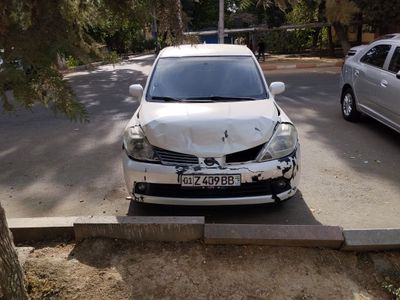 Nissan tiida sotiladi oldidan urilgan