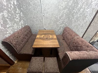 Кухонный уголок с диваном, столом и табуретами — удобный комплект!