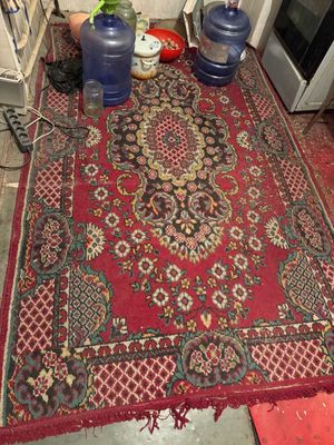 Отдам даром ковры, паласы, дорожку, вешалку , занавески, шкаф, стол.