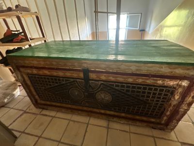 Отдам даром сундук женскую обувь и игрушки