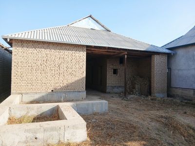 Hovli uy sotiladi