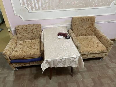 Журнальный столик и два кресла