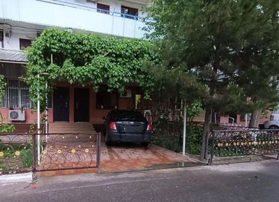 2 xonali qulay kvartira, 1-qavat, shaxsiy avtoturargoh bilan