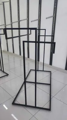 kiyim do'koni uchun stelajlar va vishikalar