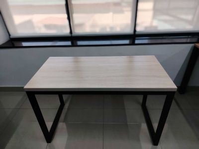 Ideal holatdagi ofis stollari sotiladi