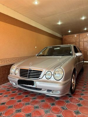 Mercedes-Benz E 200
