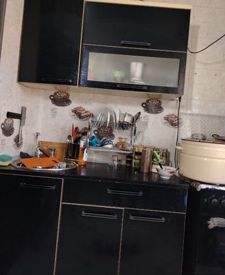 Продаётся кухонный мебель 136*140 размер столечница в хорошем состояни