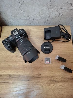 Canon R8 foto aparat