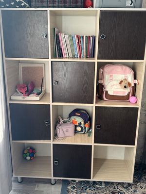 Shkaf sotiladi o’yinchoq kitob boshqa buyumlar un